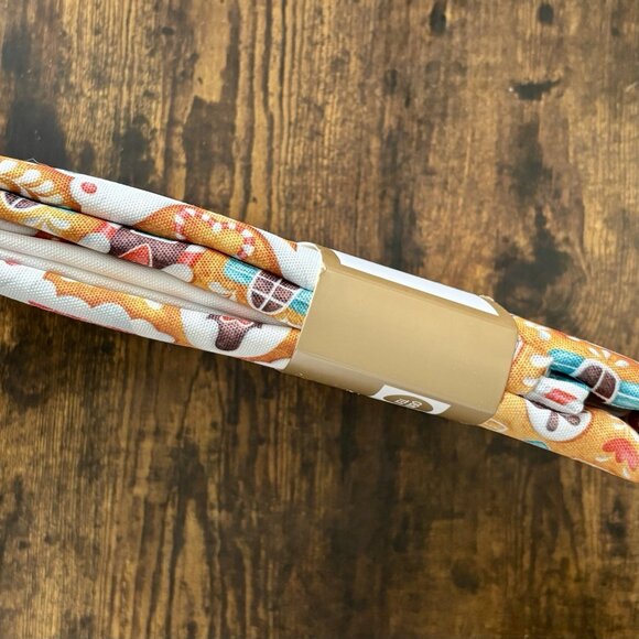 Cupcakes and Cashmere| Oblong Easy Care Tablecloth Gingerbread Houses Hearts NEW - Picture 5 of 6